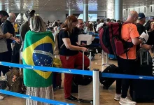Brasileiros reunidos em Tel Aviv para ser repatriados após ataques ao Irã, que levaram a transferência de aeronaves israelenses para outros países por medo de ataque terrorista e falta de combustível.