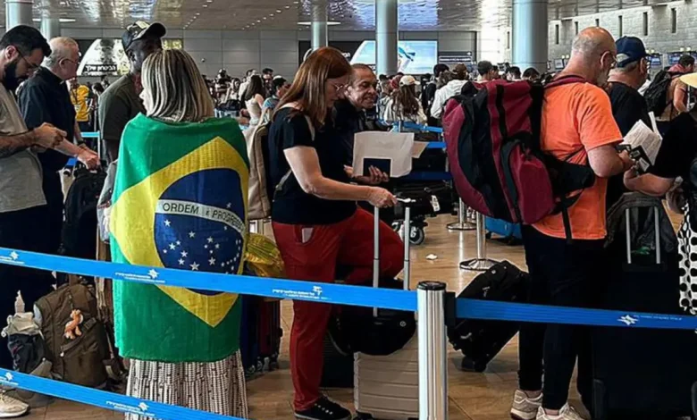 Brasileiros reunidos em Tel Aviv para ser repatriados após ataques ao Irã, que levaram a transferência de aeronaves israelenses para outros países por medo de ataque terrorista e falta de combustível.