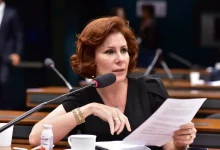 Carla Zambelli, brasileira polêmica, chega à Itália e suscita especulações sobre sua exoneração e extradição para o Brasil, país que investiga supostos crimes cometidos por ela.