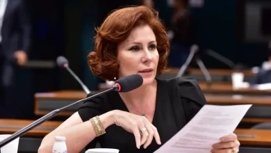 Carla Zambelli, brasileira polêmica, chega à Itália e suscita especulações sobre sua exoneração e extradição para o Brasil, país que investiga supostos crimes cometidos por ela.