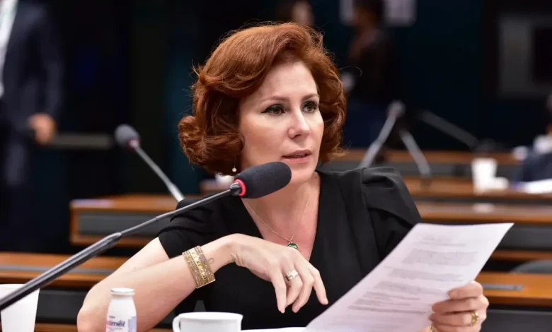 Carla Zambelli, brasileira polêmica, chega à Itália e suscita especulações sobre sua exoneração e extradição para o Brasil, país que investiga supostos crimes cometidos por ela.