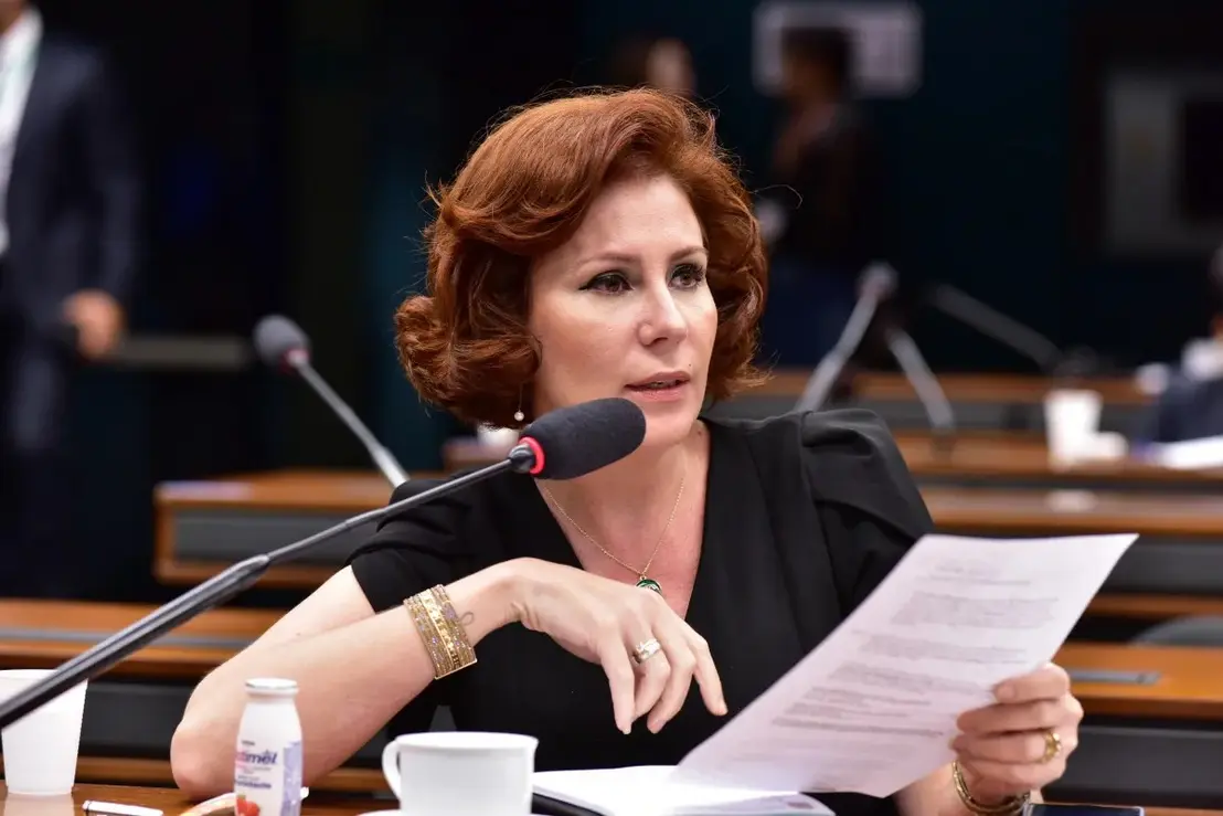 Carla Zambelli, brasileira polêmica, chega à Itália e suscita especulações sobre sua exoneração e extradição para o Brasil, país que investiga supostos crimes cometidos por ela.