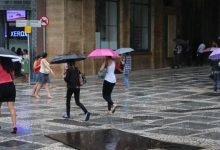 São Paulo enfrenta uma semana úmida com temperaturas mais baixas e chuva moderada a forte, prevista para segunda-feira. As autoridades meteorológicas monitoram a situação e fornecem informações precisas para que as pessoas se preparem para condições climáticas desfavoráveis.