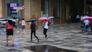 São Paulo enfrenta uma semana úmida com temperaturas mais baixas e chuva moderada a forte, prevista para segunda-feira. As autoridades meteorológicas monitoram a situação e fornecem informações precisas para que as pessoas se preparem para condições climáticas desfavoráveis.