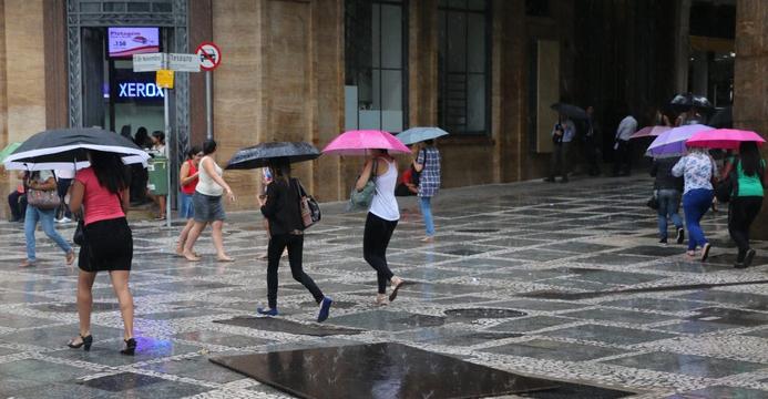 São Paulo enfrenta uma semana úmida com temperaturas mais baixas e chuva moderada a forte, prevista para segunda-feira. As autoridades meteorológicas monitoram a situação e fornecem informações precisas para que as pessoas se preparem para condições climáticas desfavoráveis.