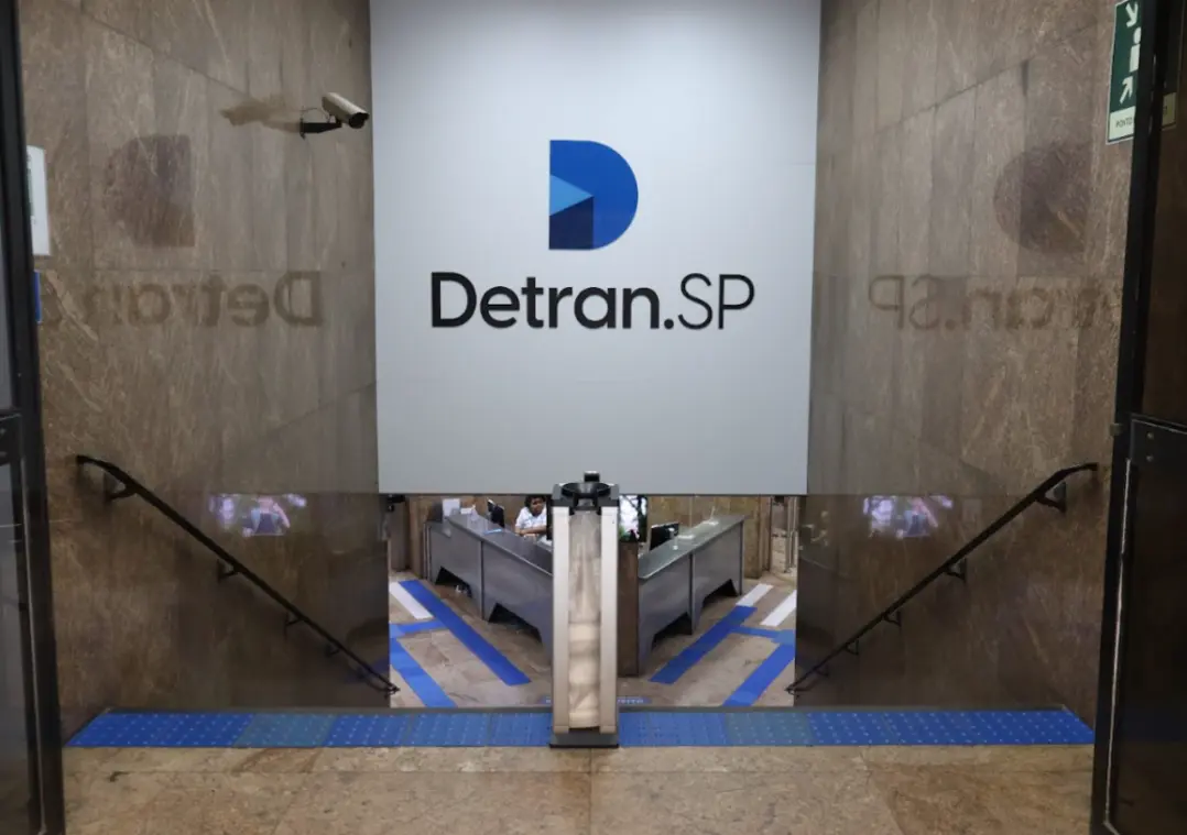 A combinação de análise preditiva e ação preventiva da Detran-SP detectou e preveniu 142 fraudes em transferências de veículos, reduzindo desvios e garantindo a segurança e transparência nos processos.