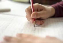 O Governo de São Paulo implementa medida rígida para reduzir faltas injustificadas de professores, afetando negativamente o aprendizado dos alunos e gerando um custo estimado de R$ 33,9 milhões.