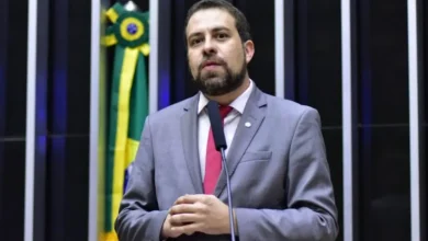 Desenvolvimento político acirrado no Brasil: PSOL liderado por Guilherme Boulos recorre ao STF para impugnar derrubada do IOF, medida considerada fundamental para financiar políticas públicas e controlar especulação financeira.