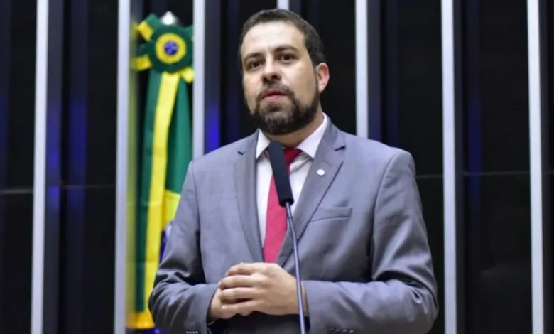 Desenvolvimento político acirrado no Brasil: PSOL liderado por Guilherme Boulos recorre ao STF para impugnar derrubada do IOF, medida considerada fundamental para financiar políticas públicas e controlar especulação financeira.