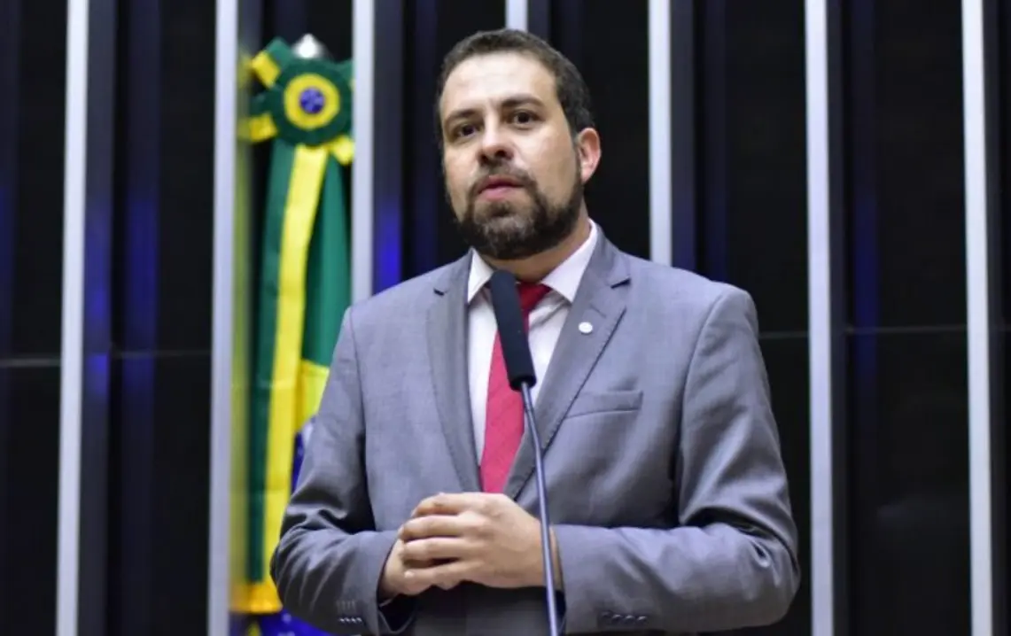 Desenvolvimento político acirrado no Brasil: PSOL liderado por Guilherme Boulos recorre ao STF para impugnar derrubada do IOF, medida considerada fundamental para financiar políticas públicas e controlar especulação financeira.