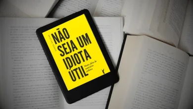"No mundo contemporâneo, um e-book lança-se contra a desinformação e a manipulação, oferecendo ferramentas para compreender e desvendar a verdade, com crítica e reflexão como chaves para um futuro mais justo e equitativo."
