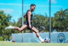 Manchester City e Wydad Casablanca disputam o título do Grupo G do Mundial de Clubes, com a equipe inglesa conhecida por sua habilidade e velocidade, e a equipe marroquina por sua defesa forte e habilidade ofensiva.