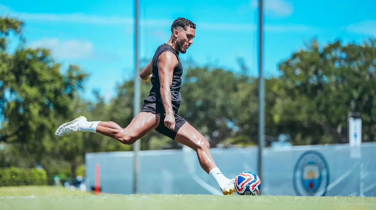 Manchester City e Wydad Casablanca disputam o título do Grupo G do Mundial de Clubes, com a equipe inglesa conhecida por sua habilidade e velocidade, e a equipe marroquina por sua defesa forte e habilidade ofensiva.