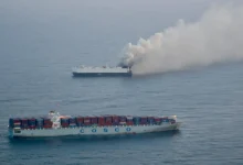 Incêndio a bordo do navio Morning Midas, transportando 3.000 veículos, incluindo 800 elétricos, para o México. Alarme no meio marítimo e preocupações sobre a segurança e eficiência do transporte de veículos elétricos por mar.
