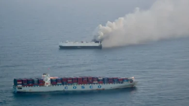 Incêndio a bordo do navio Morning Midas, transportando 3.000 veículos, incluindo 800 elétricos, para o México. Alarme no meio marítimo e preocupações sobre a segurança e eficiência do transporte de veículos elétricos por mar.
