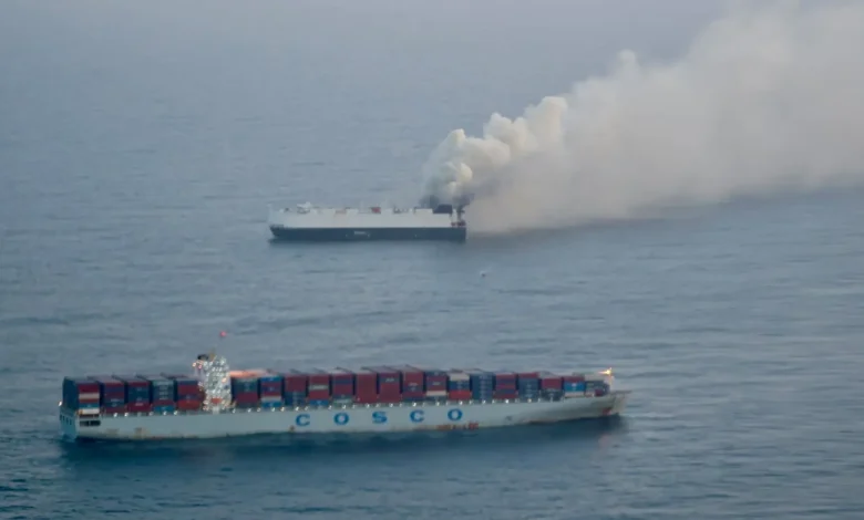 Incêndio a bordo do navio Morning Midas, transportando 3.000 veículos, incluindo 800 elétricos, para o México. Alarme no meio marítimo e preocupações sobre a segurança e eficiência do transporte de veículos elétricos por mar.