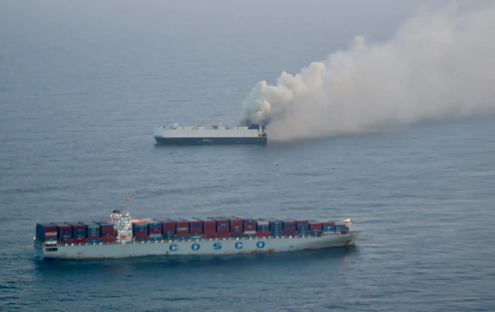 Incêndio a bordo do navio Morning Midas, transportando 3.000 veículos, incluindo 800 elétricos, para o México. Alarme no meio marítimo e preocupações sobre a segurança e eficiência do transporte de veículos elétricos por mar.
