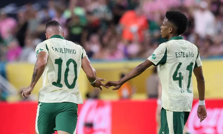 Palmeiras e Botafogo se enfrentam no Mundial de Clubes, um clássico brasileiro que promete emoção e disputa acirrada. Torcedores de ambos os times precisam se preparar para uma partida elétrica, transmitida em TV e plataformas de streaming.