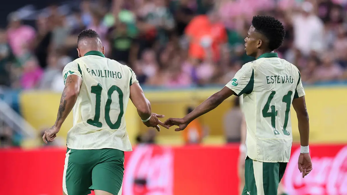 Palmeiras e Botafogo se enfrentam no Mundial de Clubes, um clássico brasileiro que promete emoção e disputa acirrada. Torcedores de ambos os times precisam se preparar para uma partida elétrica, transmitida em TV e plataformas de streaming.
