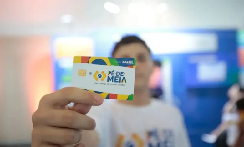 Os estudantes do programa Pé-de-Meia do MEC recebem nova parcela de incentivo em suas contas poupanças do Caixa Tem, ajudando a fomentar o estudo e a educação básica para jovens brasileiros.