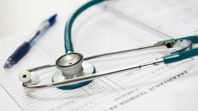 A falta de residências médicas credenciadas no Brasil leva a um crescimento exponencial de cursos de especialização questionáveis, gerando preocupações sobre a qualidade e validade dessas formações, colocando em risco a segurança e eficácia da prática médica.