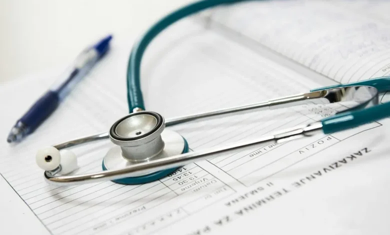 A falta de residências médicas credenciadas no Brasil leva a um crescimento exponencial de cursos de especialização questionáveis, gerando preocupações sobre a qualidade e validade dessas formações, colocando em risco a segurança e eficácia da prática médica.