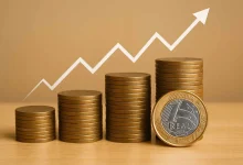 A busca por investimentos rentáveis leva os investidores a considerar a renda fixa, com taxas pré-fixadas, pós-fixadas e híbridas, oferecendo estabilidade e segurança. A XP lança oferta com taxas competitivas para CDBs, LCIs e LCAs, ampliando opções para os investidores.