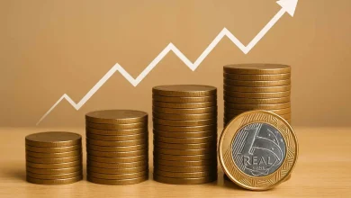 A busca por investimentos rentáveis leva os investidores a considerar a renda fixa, com taxas pré-fixadas, pós-fixadas e híbridas, oferecendo estabilidade e segurança. A XP lança oferta com taxas competitivas para CDBs, LCIs e LCAs, ampliando opções para os investidores.