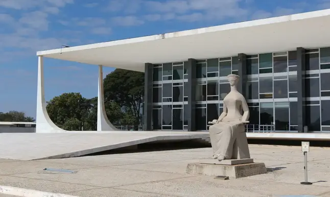 O Supremo Tribunal Federal analisa novo recurso que questiona a revisão da vida toda das aposentadorias do INSS, após decisão que anulou regra que permitia incluir contribuições anteriores a julho de 1994.