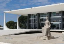 O Supremo Tribunal Federal analisa recurso do INSS sobre cálculo de aposentadorias, com possíveis consequências para os aposentados e funcionários públicos que buscam revisar seus benefícios.