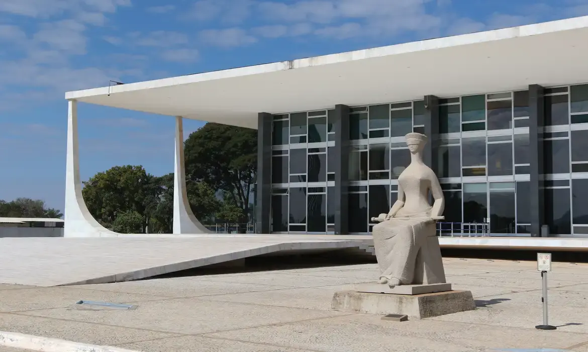 O Supremo Tribunal Federal analisa recurso do INSS sobre cálculo de aposentadorias, com possíveis consequências para os aposentados e funcionários públicos que buscam revisar seus benefícios.