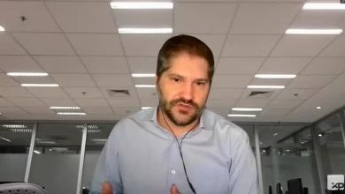 O economista da XP, Tiago Sbardelotto, critica a concentração do governo em arrecadar receitas, antes de reduzir despesas, e defende uma abordagem mais holística para promover estabilidade econômica e crescimento no Brasil.
