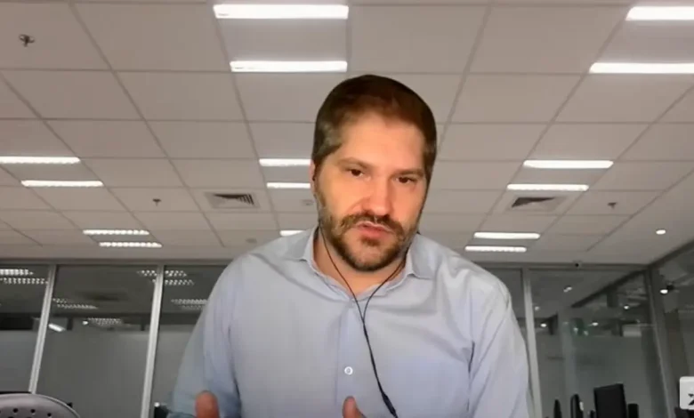O economista da XP, Tiago Sbardelotto, critica a concentração do governo em arrecadar receitas, antes de reduzir despesas, e defende uma abordagem mais holística para promover estabilidade econômica e crescimento no Brasil.