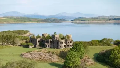 Descubra a ilha de Shuna, um paraíso isolado na Escócia, com oito propriedades, um castelo em ruínas e rebanhos de ovelhas. Área de preservação ambiental, com biodiversidade rica e paisagens únicas, agora à venda por R$ 41 milhões.