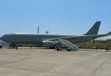 Aeronave da FAB aterrissa em Belo Horizonte com 120 brasileiros deportados dos EUA, após problemas técnicos atrasarem a partida. Operação conjunta garante atendimento humanizado, segurança, saúde e apoio social.