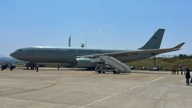 Aeronave da FAB aterrissa em Belo Horizonte com 120 brasileiros deportados dos EUA, após problemas técnicos atrasarem a partida. Operação conjunta garante atendimento humanizado, segurança, saúde e apoio social.