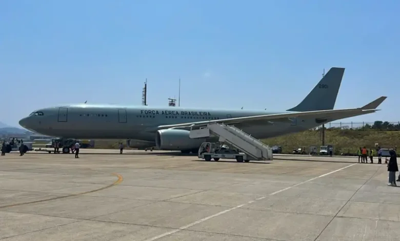 Aeronave da FAB aterrissa em Belo Horizonte com 120 brasileiros deportados dos EUA, após problemas técnicos atrasarem a partida. Operação conjunta garante atendimento humanizado, segurança, saúde e apoio social.