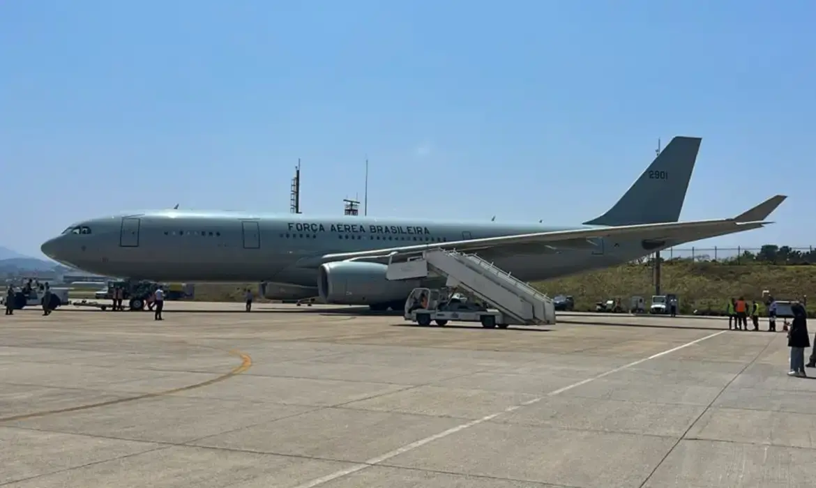 Aeronave da FAB aterrissa em Belo Horizonte com 120 brasileiros deportados dos EUA, após problemas técnicos atrasarem a partida. Operação conjunta garante atendimento humanizado, segurança, saúde e apoio social.
