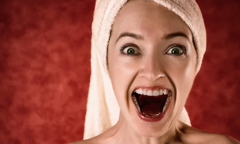 Descubra a realidade por trás do sonho com dentes caindo: ansiedade, estresse, falta de sono e consciência inconsciente são os principais motivos para este fenômeno comum, não um sinal de morte iminente.