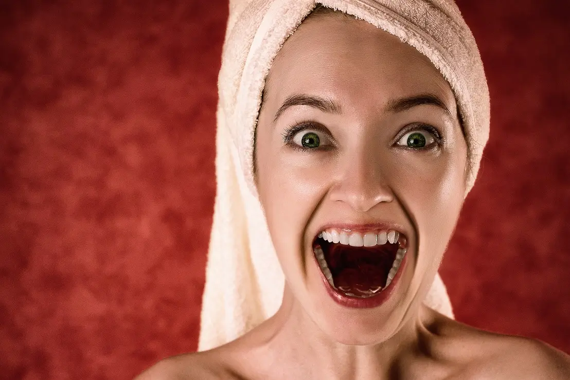 Descubra a realidade por trás do sonho com dentes caindo: ansiedade, estresse, falta de sono e consciência inconsciente são os principais motivos para este fenômeno comum, não um sinal de morte iminente.