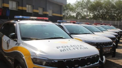 Polícia apreende quase 3 toneladas de maconha escondidas em fundo falso de caminhão no interior de São Paulo. Reincidente em tráfico foi preso. Ação reforça o combate ao crime organizado no estado.