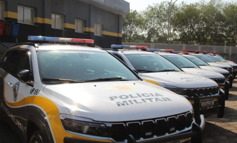 Polícia apreende quase 3 toneladas de maconha escondidas em fundo falso de caminhão no interior de São Paulo. Reincidente em tráfico foi preso. Ação reforça o combate ao crime organizado no estado.