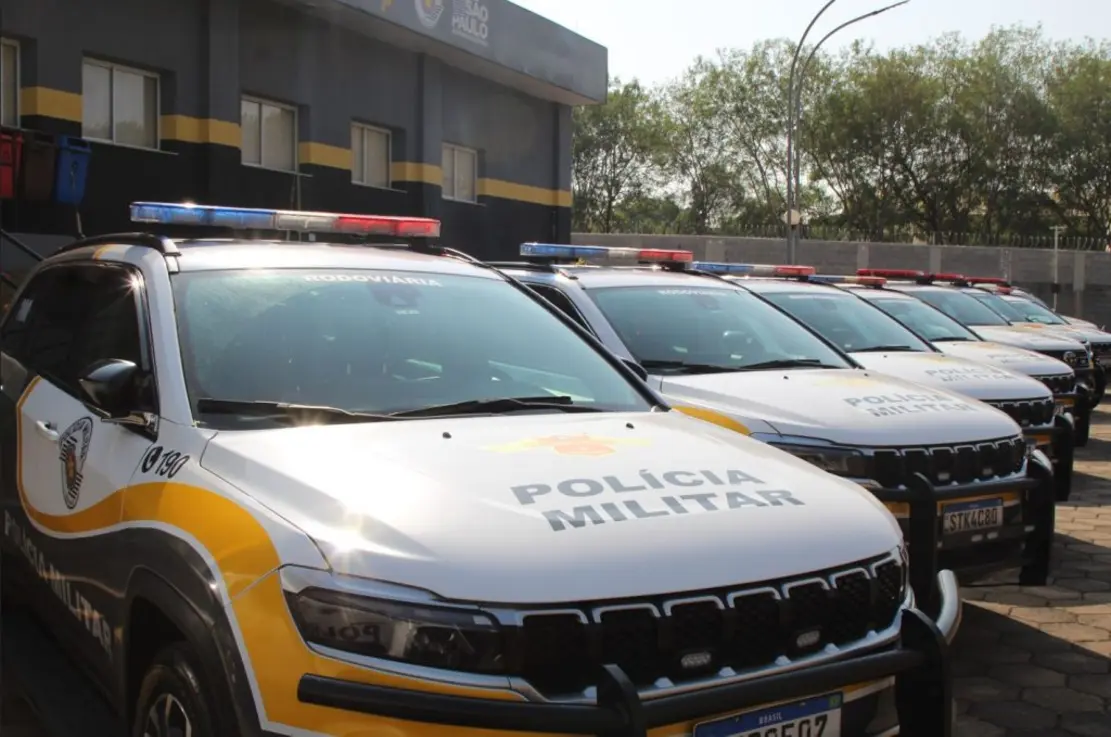 Polícia apreende quase 3 toneladas de maconha escondidas em fundo falso de caminhão no interior de São Paulo. Reincidente em tráfico foi preso. Ação reforça o combate ao crime organizado no estado.