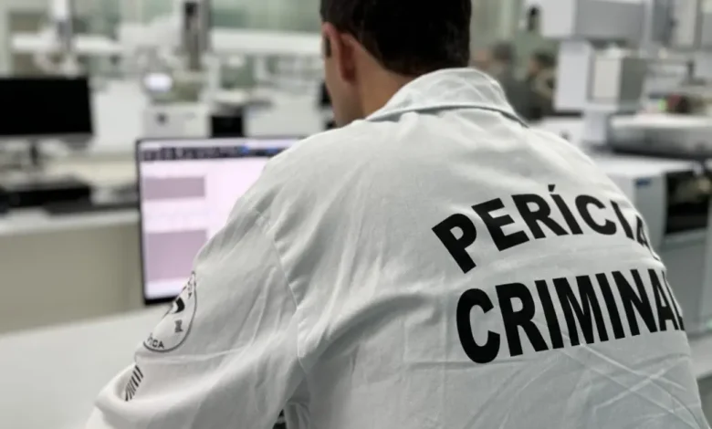Mais de 200 peritos especializados tomam posse na Polícia Científica de São Paulo, prontos para contribuir para a solução de crimes e manutenção da ordem pública no estado, com formação em técnicas de análise forense e habilidades em equipe.