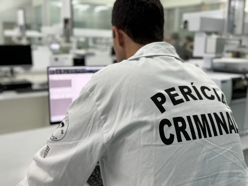 Mais de 200 peritos especializados tomam posse na Polícia Científica de São Paulo, prontos para contribuir para a solução de crimes e manutenção da ordem pública no estado, com formação em técnicas de análise forense e habilidades em equipe.