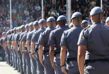 O Governo do Estado de São Paulo lança dois editais para o concurso de soldados da Polícia Militar, com 4,4 mil vagas, ofertando salário inicial de R$ 4.825,21 e oportunidades de crescimento e desenvolvimento profissional.