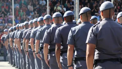 O Governo do Estado de São Paulo lança dois editais para o concurso de soldados da Polícia Militar, com 4,4 mil vagas, ofertando salário inicial de R$ 4.825,21 e oportunidades de crescimento e desenvolvimento profissional.