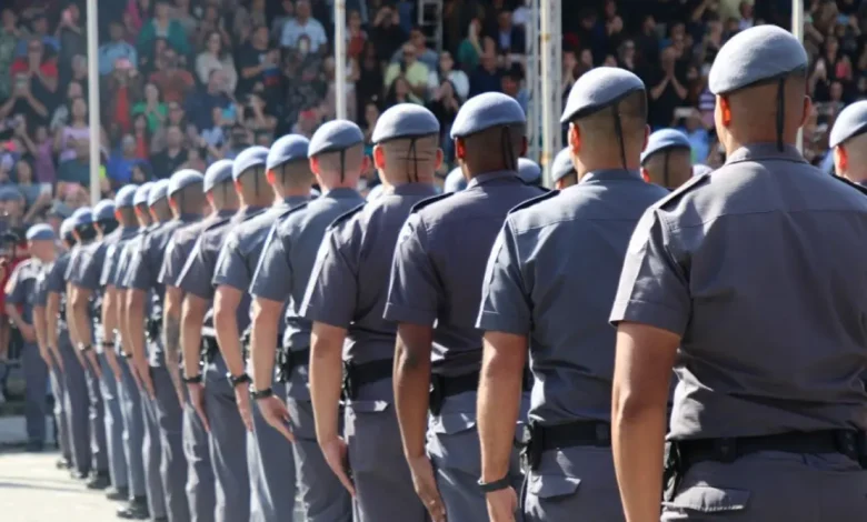 O Governo do Estado de São Paulo lança dois editais para o concurso de soldados da Polícia Militar, com 4,4 mil vagas, ofertando salário inicial de R$ 4.825,21 e oportunidades de crescimento e desenvolvimento profissional.