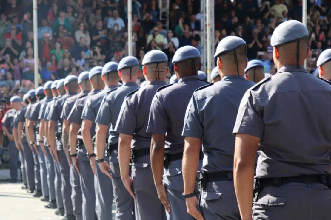 O Governo do Estado de São Paulo lança dois editais para o concurso de soldados da Polícia Militar, com 4,4 mil vagas, ofertando salário inicial de R$ 4.825,21 e oportunidades de crescimento e desenvolvimento profissional.