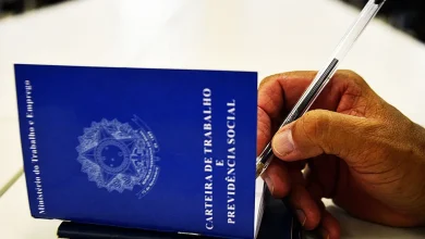 Brasil registra taxa de desemprego histórica de 5,8% no 2º trimestre de 2023, menor desde 2012. Pesquisa do IBGE aponta também recorde de trabalhadores com carteira assinada e aumento do número de empreendedores.